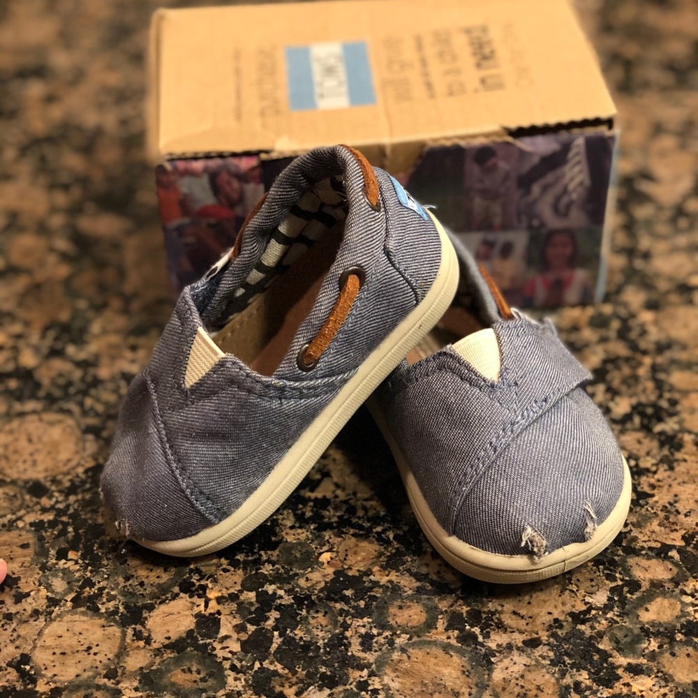 Chambray toms sz 4